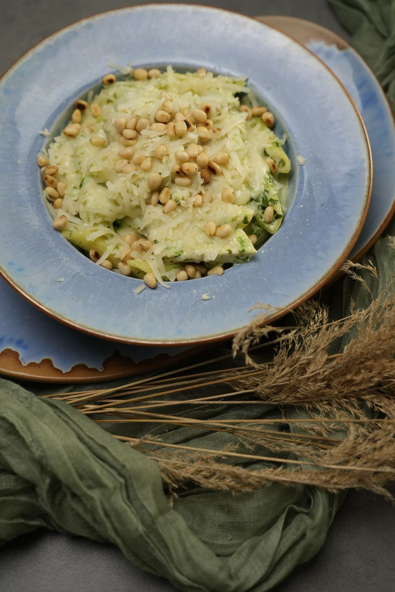 Паста Пенне с курицей, шпинатом с сыром "Пармезан" и кедровыми орехами
